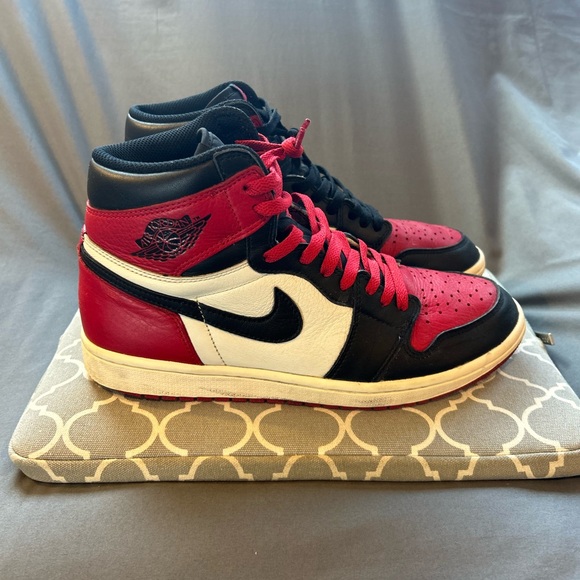 Air Jordan 1 Retro High OG 'Bred Toe' - Picture 9 of 12